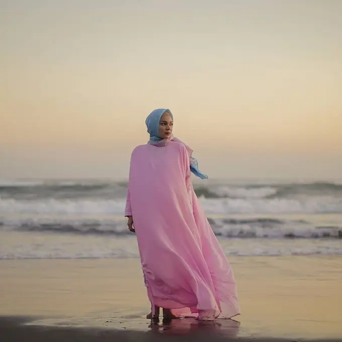 6 Gaya Hijab Dewi Sandra yang Tertutup, Jarang Unggah Foto Diri