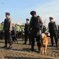 Sejumlah anggota kepolisian membawa anjing pelacak saat apel gelar pasukan di Kawasan Monas, Jakarta,  Rabu (8/4/2015). Polda Metro Jaya menerjunkan 4.236 personel untuk mengamankan pelaksanaan Peringatan KAA. (Liputan6.com/Herman Zakharia)