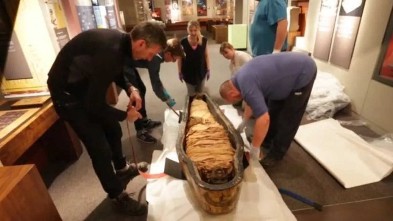 Kerangka mumi Nesyamun dipajang di Museum Kota Leeds.