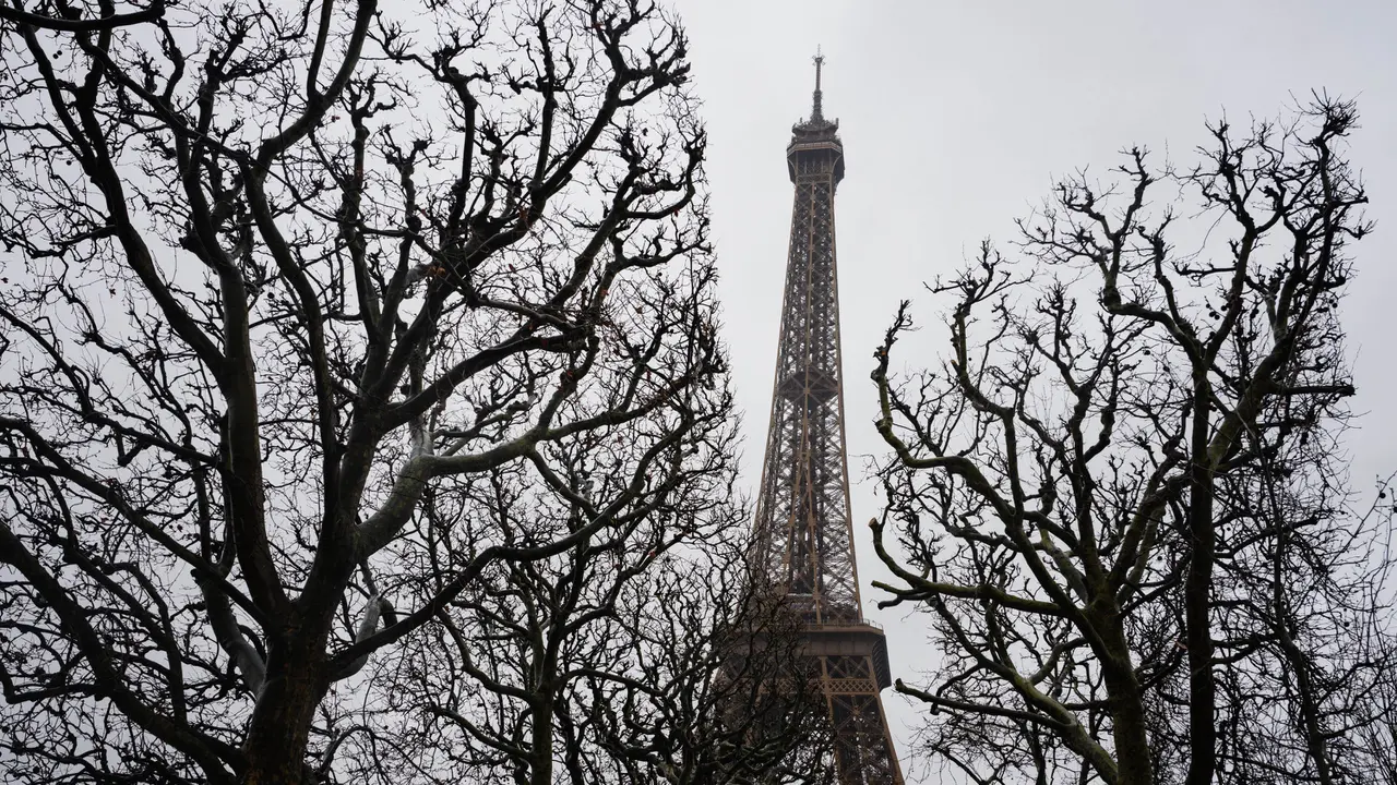 Suasana Menara Eifel di Tengah Berlanjutnya Aksi Mogok Kerja