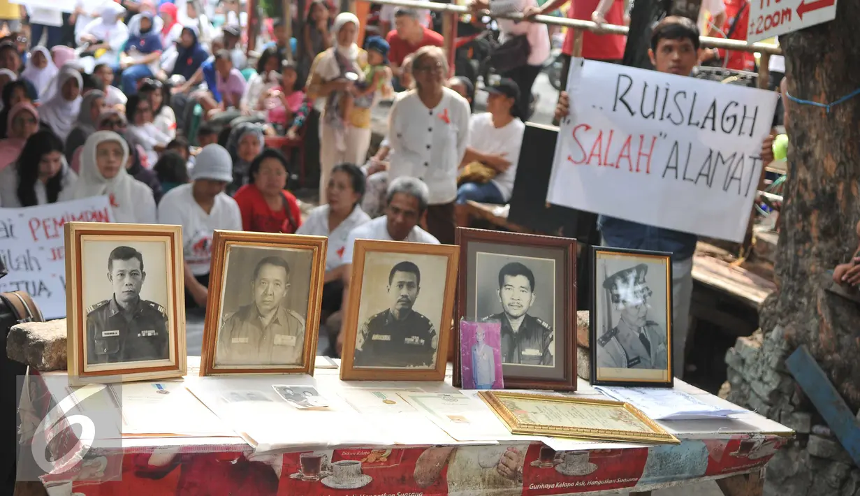 Foto dan piagam dipajang saat aksi penolakan pengosongan perumahan mereka di depan gerbang komplek, Jakarta, Kamis (29/10). Aksi dilakukan sebagai bentuk penolakan rencana Kodam Jaya mengosongkan 71 rumah Kompleks Zeni TNI AD.(Liputan6.com/Gempur M Surya)