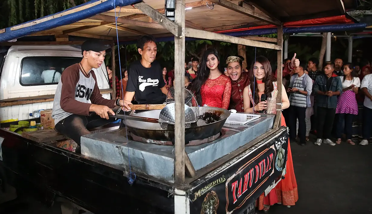 Tak berlangsung lama kesedihan itu, Radhika Madan yang mendapat banyak hadiah dari para fans berubah menjadi bahagia. Bahkan ia menuturkan ulang tahunnya kali menjadi yang terbaik selama hidupnya. (Bambang E. Ros/Bintang.com)