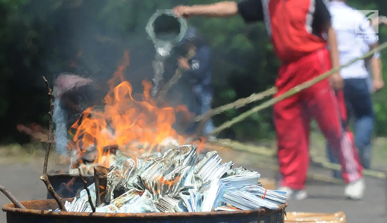 Proses pemusnahan E-KTP rusak di Gudang Kemendagri di Bogor, Jabar, Rabu (19/12). E-KTP dan blangko yang dimusnahkan merupakan dokumen negara yang mengalami kerusakan atau kesalahan data. (Merdeka.com/Arie Basuki)