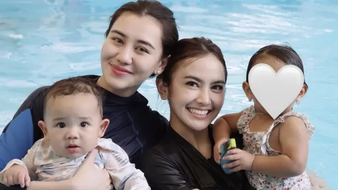 Aaliyah Massaid dan Mahalini Raharja saat Dampingi Anak Les Renang tampil no makeup. [@aaliyah.massaid]