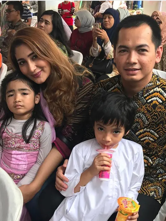 "Being a parent means loving your children more than you've ever loved yourself.." Tulis Tania dalam foto kebersamaannya dengan Tommy pada 5 Maret 2017. (Instagram/tanianadiraa)