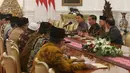 Presiden Joko Widodo berbincang dengan pengurus Lembaga Persahabatan Organisasi Kemasyarakatan Islam (LPOI) di Istana Merdeka, Jakarta, Selasa (22/1). LPOI mendoakan Jokowi kembali terpilih menjadi Presiden Indonesia. (Liputan6.com/Angga Yuniar)