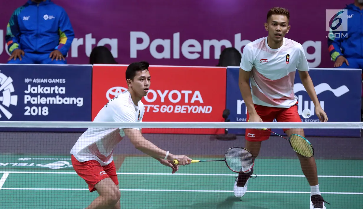 Ganda putra Indonesia, Fajar Alfian/M Rian Ardianto mengembalikan kok ke arah pemain Jepang, Takuto Inoue/Yuki Kaneko pada semifinal Bulutangkis Beregu Putra Asian Games 2018 di Jakarta, Selasa (21/8). (Liputan6.com/Helmi Fithriansyah)