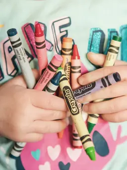 Ajak anak membantu pekerjaan kecil, seperti merapikan mainan, menyiapkan meja makan, atau menyiram tanaman. Aktivitas ini menumbuhkan rasa tanggung jawab dan kepedulian terhadap lingkungan sekitar. (Foto: Kristin Brown/Unsplash)