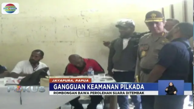 Kelompok kriminal bersenjata tembak dua polisi dan satu camat yang membawa hasil rekapan suara Pilkada Papua. Ketiga korban pun tewas.