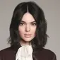 Berikut aksi Kendall Jenner bergaya urban mewakili warna global yang kekinian dalam balutan busana dari Longchamp. (Foto: Dok. Longchamp)