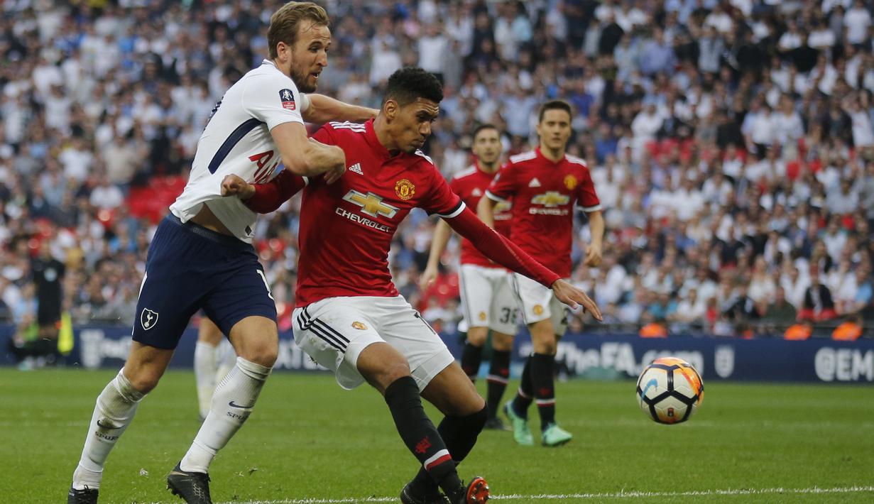 Duel pemain Manchester United, Chris Smalling dan pemain Tottenham Hotspur, Harry Kane pada semifinal Piala FA di Wembley stadium, London, (21/4/2018). MU menang 2-1. (AP/Frank Augstein)