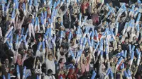 Kemeriahan fans Indonesia saat menyaksikan Blilbli Indonesia Open 2018 di Istora Senayan, Jakarta, Minggu, (8/7/2018). Indonesia memborong dua gelar melalui Kevin/Marcus dan Tontowi Ahmad/Liliyana Natsir. (Bola.com/M Iqbal Ichsan)