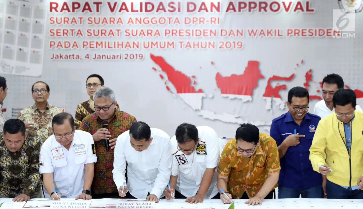 Ketua KPU RI, Arief Budiman (ketiga kiri) bersama perwakilan partai politik saat penandatangan persetujuan surat suara pemilihan Presiden dan Wakil Presiden serta anggota DPR RI pemilu 2019 di Jakarta, Jumat (4/1). (Liputan6.com/Helmi Fithriansyah)