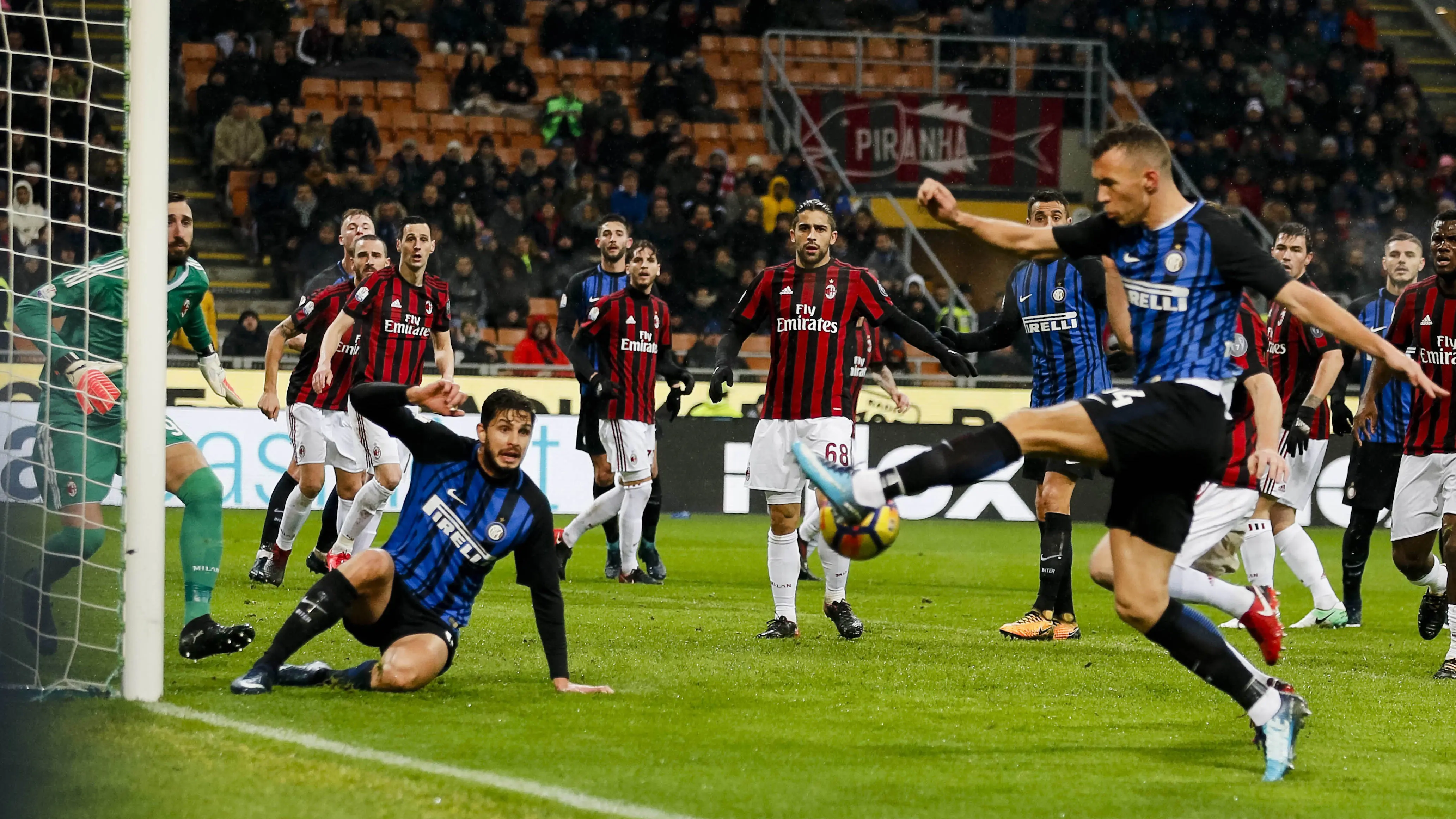 Gelandang Inter Milan, Ivan Perisic, melepaskan tendangan ke gawang AC Milan pada laga perempat final Coppa Italia di Stadion San Siro, Rabu (27/12/2017). AC Milan menang 1-0 atas Inter Milan. (AP/Antonio Calanni)