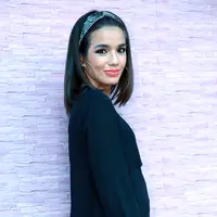 "Kita memang ada hubungan. Kami ada sesuatu ke depannya, tapi belum bisa dibilang sekarang," ungkap Sheila Marcia di kawasan Kapten Tendean, Jakarta Selatan, Jumat (22/7/2016). (Deki Prayoga/Bintang.com)