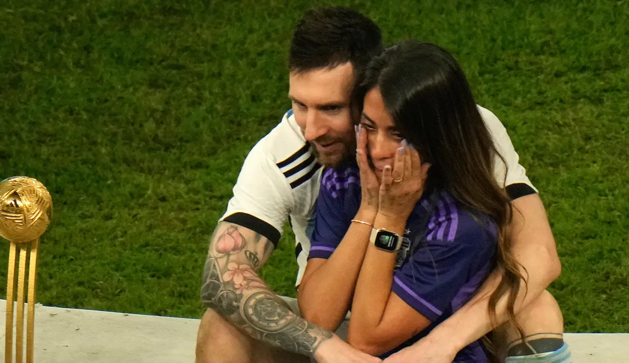 Pemain Argentina Lionel Messi memeluk istrinya Antonela Roccuzzo usai mengalahkan Prancis pada pertandingan sepak bola final Piala Dunia 2022 di Stadion Lusail, Lusail, Qatar, 18 Desember 2022. Argentina menang 4-2 atas Prancis melalui drama adu penalti setelah pertandingan berakhir imbang 3-3. (AP Photo/Francisco Seco)