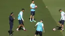 Pelatih timnas Swiss Murat Yakin (kiri) memimpin sesi latihan di Stadion Jose Alvalade di Lisbon, Sabtu (4/6/2022). Portugal akan menjamu Swiss pada matchday 2 Grup 2 UEFA Nations League A 2022/2023, Senin 6 Juni 2022 dini hari WIB di Estadio Jose Alvalade. (CARLOS COSTA / AFP)