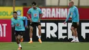 Pemain Brasil Neimar (kiri), Lucas Paqueta, dan Richarlison saat sesi latihan di pusat pelatihan Granja Comary, Teresopolis, Brasil, 23 Maret 2022. Brasil akan menghadapi Chile pada pertandingan sepak bola kualifikasi Piala Dunia 2022 di Rio de Janeiro. (AP Photo/Silvia Izquierdo)