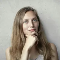 Wanita yang sedang berpikir (pexels.com/olly).