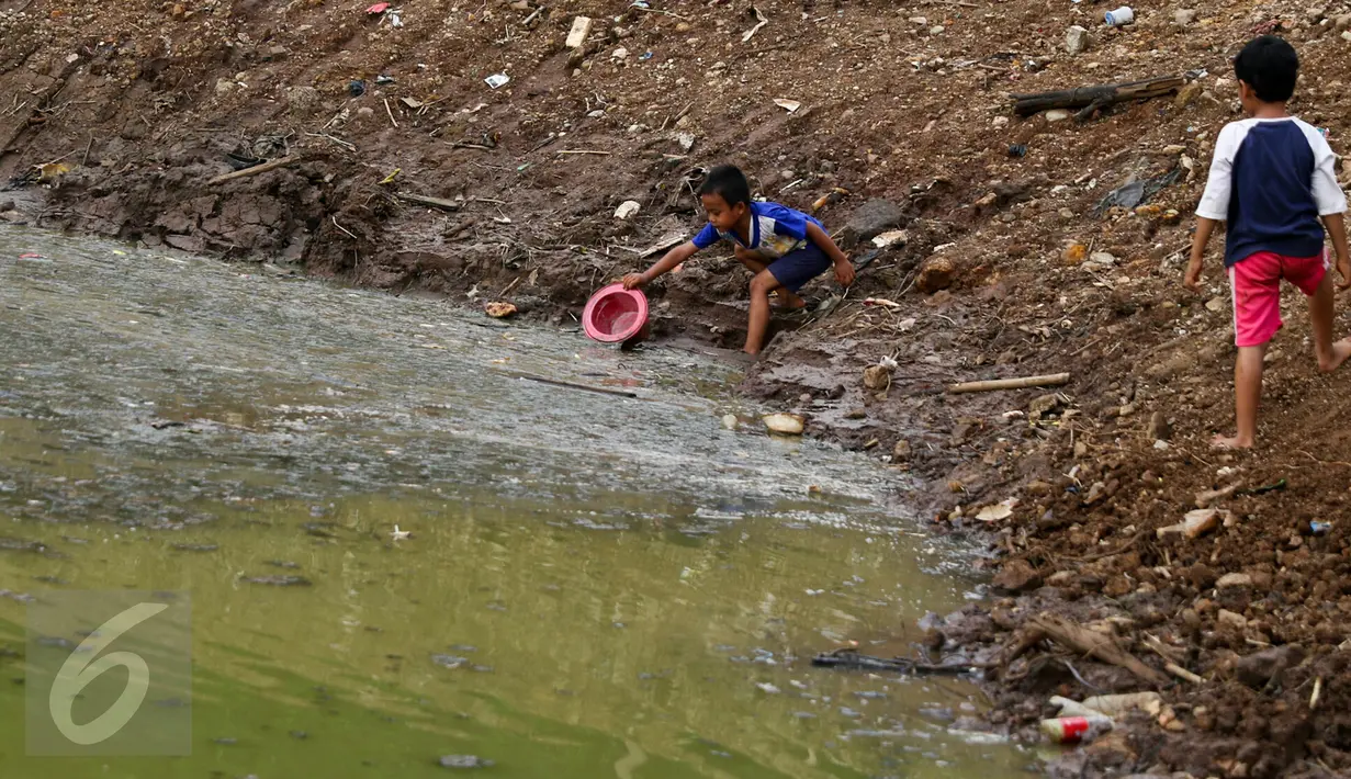 Anak-anak tampak ceria bermain di gundukan tanah pembangunan Waduk Brigif, Jagakarsa, Jakarta Selatan, Jumat (29/1/2016). Pemerintah DKI  menyebut jumlah ruang publik terpadu ramah anak di Ibu Kota belum memenuhi angka ideal.(Liputan6.com/Yoppy Renato)