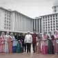 Kepala Protokol Masjid Istiqlal, Abu Hurairah, Corporate Secretary SCM Gilang Iskandar berpose bersama peserta Puteri Muslimah Asia 2018 saat tour Mesjid Istiqlal, Jakarta, Kamis (3/4). (Liputan6.com/Faizal Fanani)
