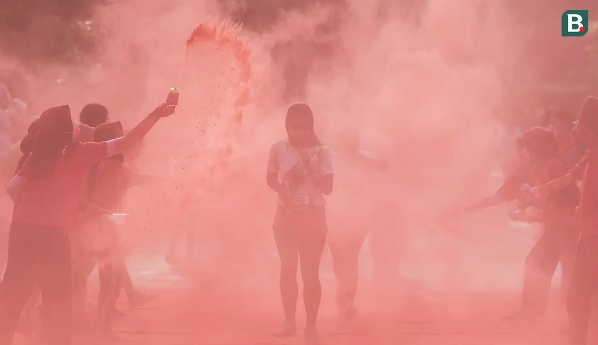 Para peserta berlari saat mengikuti ajang CIMB Niaga Color Run di Senayan, Jakarta Selatan, Minggu (16/9/2018). Sebanyak 13.000 peserta ambil bagian pada ajang lari sejauh lima kilometer. (Bola.com/Vitalis Trisna)