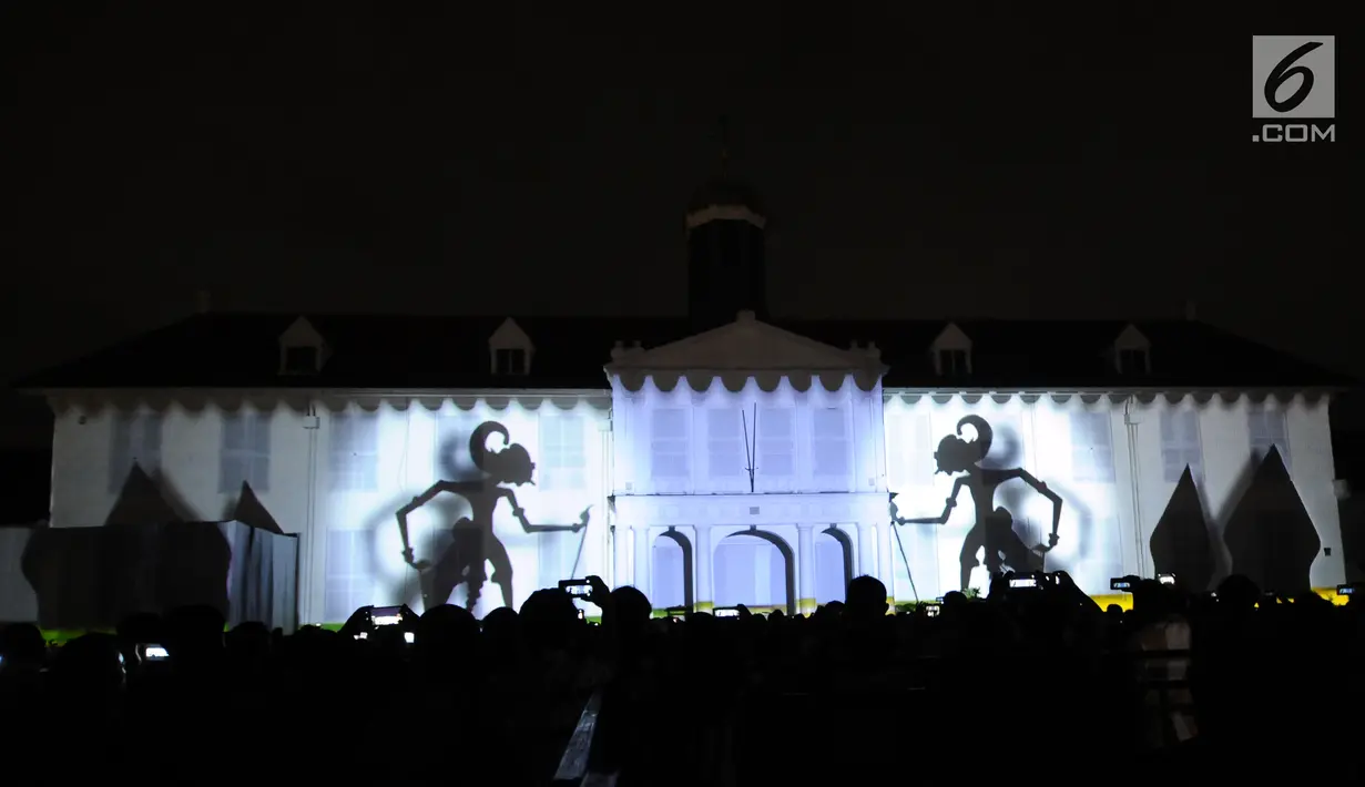 Salah satu pertunjukan projection mapping yang menggambarkan kesenian wayang di Museum Fatahillah, Jumat (19/1). Pertunjukan ini menandai rangkaian kegiatan perayaan 60 tahun hubungan diplomatik Indonesia-Jepang. (Liputan6.com/Helmi Fithriansyah)