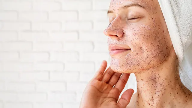 Apakah Wajah Berjerawat Boleh Melakukan Eksfoliasi? Begini Aturannya