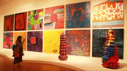 Pengunjung memotret karya Yayoi Kusama di Museum Macan, Jakarta, Senin (7/5). Pameran bertajuk "Seni Berubah, Dunia Berubah, Menjelajah Koleksi Museum of Modern and Contemporary Art in Nusantara". (Liputan6.com/Gempur M Surya)