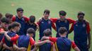 <p>Para pemain Timnas Spanyol U-17 berangkulan saat mendengarkan instruksi dari staf pelatih Timnas Spanyol U-17 dalam sesi latihan menjelang Piala Dunia U-17 2023 di Lapangan Gelora Samudera, Kuta, Bali pada Jumat pagi (3/11/2023). (Bola.com/Alit Binawan)</p>