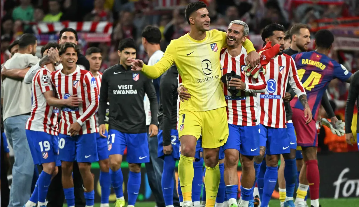 Hingga akhir pertandingan skor 1-2 tidak berubah. Tampak dalam foto, para pemain Atletico Madrid merayakan kemenangan di akhir pertandingan leg kedua perempat final Liga Champions 2025/2026 melawan FC Barcelona di Stadion Metropolitano, Madrid pada Selasa 14 April 2026 waktu setempat atau Rabu (15/4/2026) dini hari WIB. (Javier SORIANO/AFP)