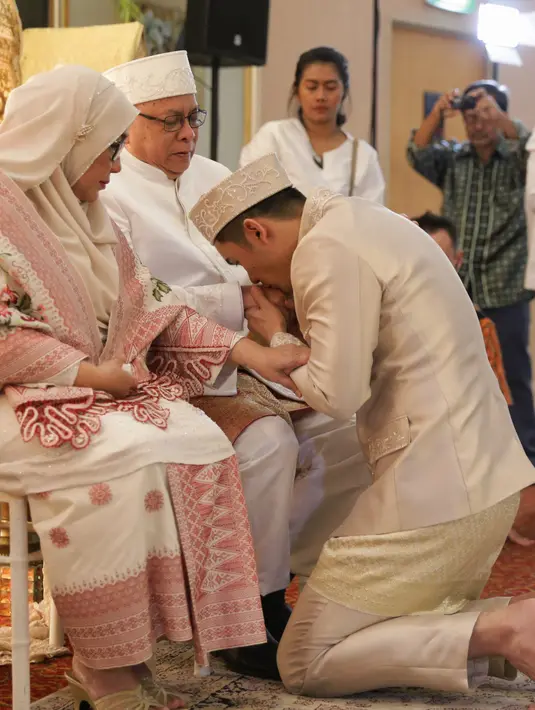 Ben memberikan maskawin pada Ines, berbeda dengan kebanyakan artis. Ayah seorang anak itu memberikan maskawin seperangkat alat salat dan buku hadis. (Adrian Putra/Bintang.com)