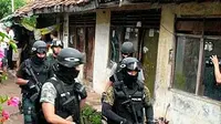 Anggota Densus 88 saat melakukan penyergapan teroris di Kampung Babakan Jati, Desa Cikampek Timur, Kecamatan Cikampek, Karawang, Jawa Barat.(Antara)