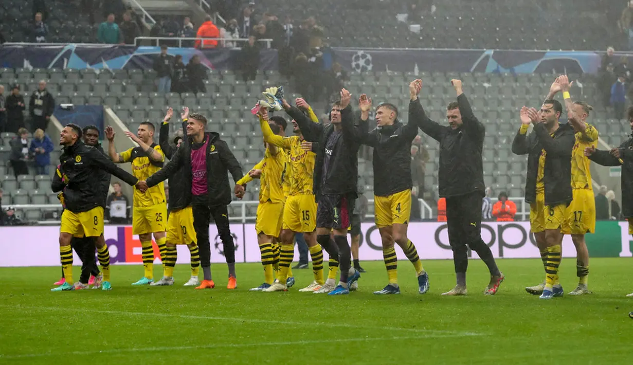 Para pemain Dortmund melakukan selebrasi di penghujung pertandingan sepak bola Grup F Liga Champions antara Newcastle dan Dortmund di St. James' Park, Newcastle, Inggris, Rabu (25/10/2023). (AP Photo/Scott Heppell)