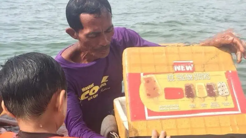 Demi Hidupi Keluarga, Pria Tua Jualan Es Krim di Tengah Laut