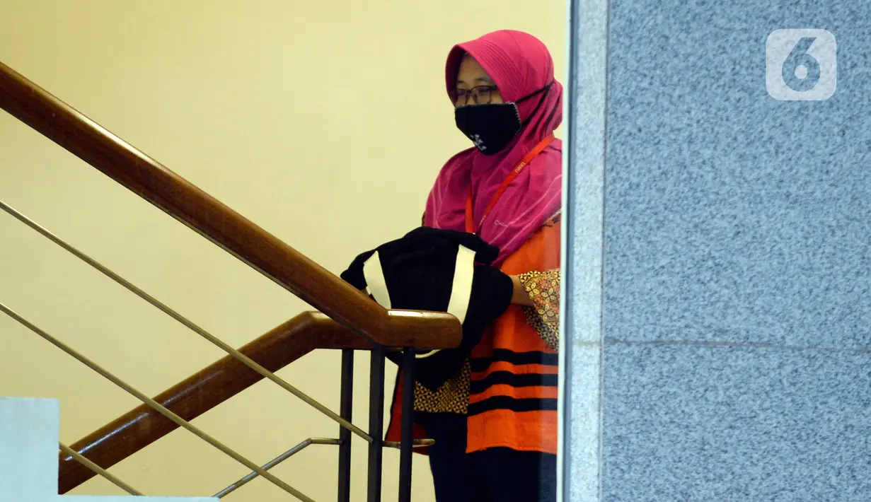 Kepala Dinas Pekerjaan Umum, Bina Marga, dan Sumber Daya Air nonaktif, Sunarti Setyaningsih akan menjalani pemeriksaan di Gedung KPK, Jakarta, Senin (4/5/2020). Sunarti diperiksa terkait dugaan menerima suap proyek infrastruktur di Dinas PUPR Kabupaten Sidoarjo. (merdeka.com/Dwi Narwoko)