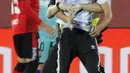 Petugas keamanan menangkap seorang penyusup yang masuk ke lapangan saat pertandingan La Liga antara Mallorca dengan FC Barcelona di Son Moix Stadium, Palma de Mallorca, Spanyol, Sabtu (13/6/2020). Dalam pertandingan tersebut Barcelona mengalahkan Mallorca dengan skor 4-0. (AP Photo/Francisco Ubilla)