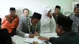 Komedian Caisar Aditya Putra dan Intan Sri Mardiani melangsungkan ijab kabul pernikahan di kawasan Cimahpar, Bogor, Jawa Barat, Sabtu (30/6). Acara dilangsungkan secara sederhana. (Liputan6.com/Herman Zakharia)