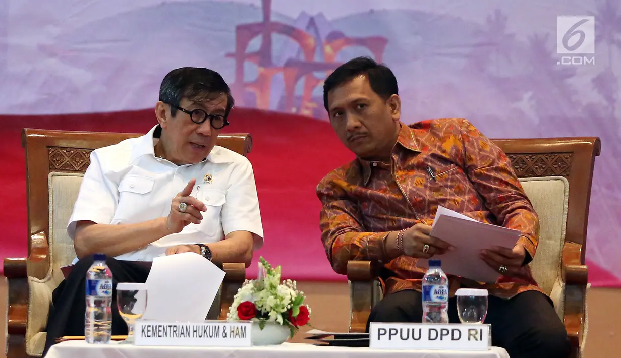 Menkumham Yasonna Laoly bersama Ketua PPUU DPD RI Gede Pasek Suardika (senator asal Bali) menghadiri Rembuk Nasional Perancangan Undang -undang (PPUU) di Gedung Nusantara IV Komplek Parlemen, Senayan, Jakarta, Rabu (18/10). (Liputan6.com/Johan Tallo)