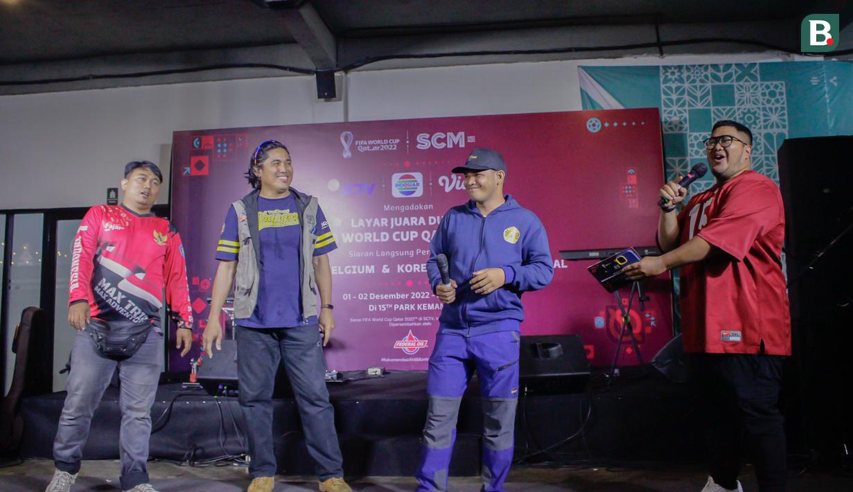 Penonton mengikuti games menjadi wartawan bola saat nonton bareng  matchday ketiga grup F. Kroasia Vs Belgia di 15 th Park, Kemang. Jakarta Selatan, Kamis (01/12/2022). (Bola.com/Rizky Aufaniam)