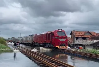Sebanyak 23 KA yang melintas di pantura Jawa Tengah batal berangkat, menyusul banjir yang masih menggenangi jalur rel antara Stasiun Pekalongan dan Stasiun Sragi. (Foto: Antara)