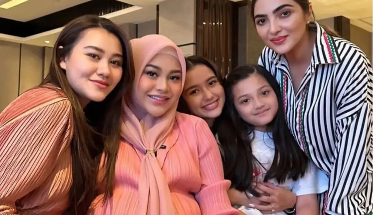 Ketika memberikan kejutan ulang tahun kepada Ashanty, Aaliyah dan Aurel pun kompak mengenakan baju plisket warna pink.  [@aaliyah.massaid]