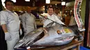 Pengusaha restoran sushi Jepang, Kiyoshi Kimura memamerkan ikan tuna sirip biru seberat 278 kg di restorannya, Tokyo, Sabtu (5/1). Tuna raksasa itu dibeli dalam lelang perdana 2019 dengan harga USD3,1 juta atau setara 43,4 miliar. (Kazuhiro NOGI/AFP)
