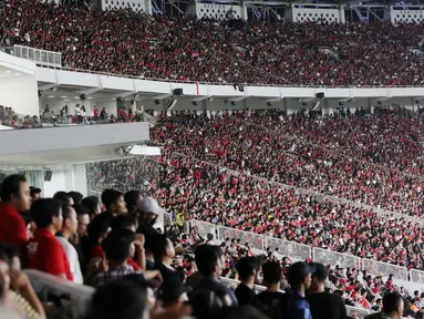 Suasana suporter memenuhi tribun saat menyaksikan laga Timnas Indonesia vs Argentina pada FIFA Matchday 2023 di Stadion Utama Gelora Bung Karno, Jakarta, Senin (19/6/2023). (Bola.com/Muhammad Iqbal Ichsan)