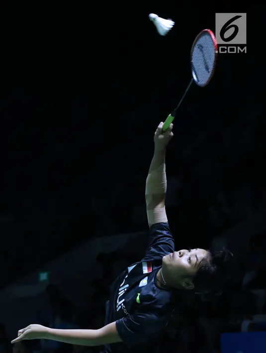 Tunggal putri Indonesia, Gregoria Mariska Tunjung melakukan pukulan ke arah pemain China Taipei, Lee Chia Hsin pada babak pertama Indonesia Open 2018 di Istora Senayan, Jakarta, Selasa (3/7). Gregoria dua set langsung. (Liputan6.com/Helmi Fithriansyah)