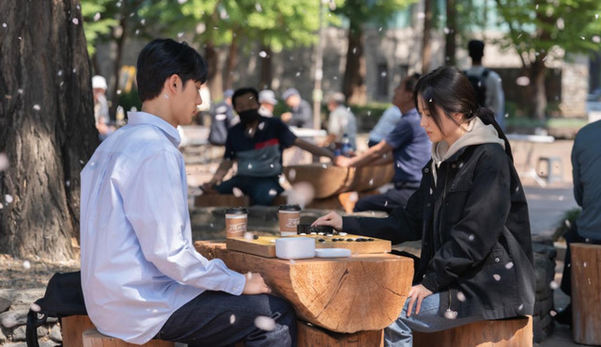 <p>Song Hye Kyo dan Lee Do Hyun dalam The Glory. (Foto: Netflix)</p>