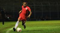 Aksi Riko Simanjutak saat menghadapi Madura United di semifinal Piala Gubernur Jatim di Stadion Kanjuruhan, Kabupaten Malang (17/2/2020). (Bola.com/Iwan Setiawan)
