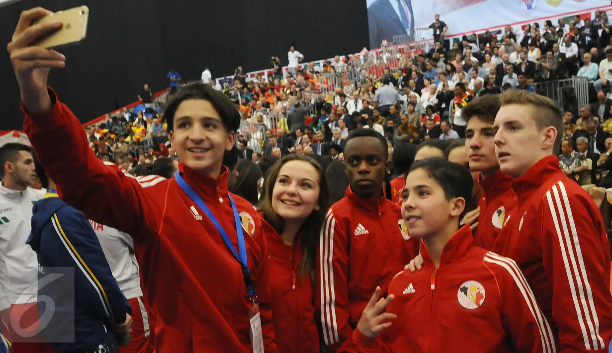 Karateka asal Belgia berfoto bersama saat pembukaan WKF World Junior, Cadet and U-21Championship 2015 di ICE Serpong, Banten, Kamis (12/11/2015). Ajang ini berlangsung hingga Minggu (15/11). (Liputan6.com/Helmi Fithriansyah)