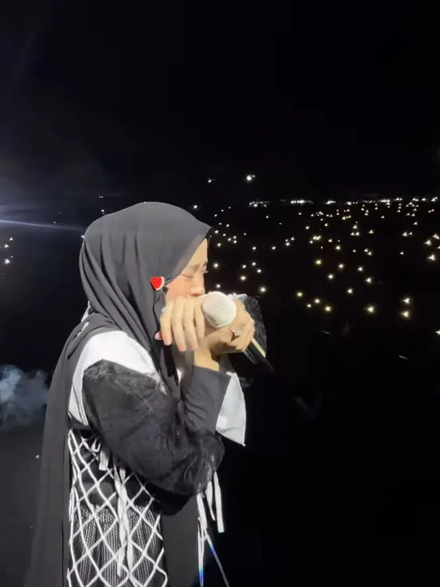 Nissa Sabyan tak kuasa menahan air mata. (credit:instagram.com/sabyan_gambus)