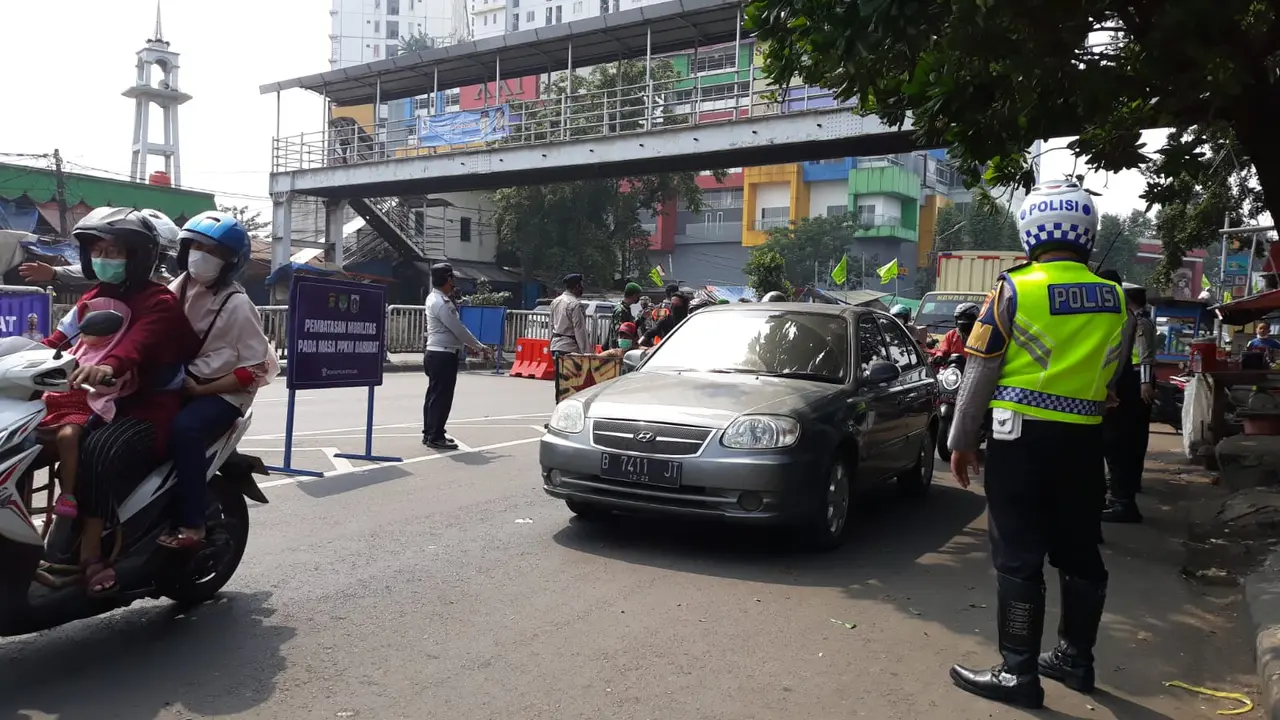 Penyekatan di Jalan Basuki Rachmat alias Basura, Jakarta Timur, Kamis (15/7/2021).